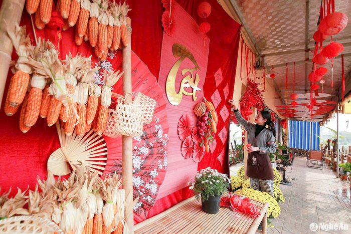 Giá trang trí tùy thuộc vào không gian và chất liệu, dao động từ vài triệu để cả chục triệu đồng. Ảnh: T.P