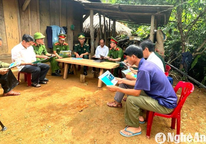 Lực lượng chức năng tiến hành mở niêm phong số lượng ma túy thu giữ. Ảnh tư liệu: Đức Vũ