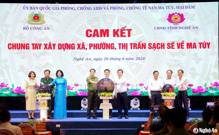 Phó Thủ tướng Chính phủ Lê Thành Long cùng lãnh đạo Bộ Công an, tỉnh Nghệ An, các tỉnh, thành nhấn nút cam kết chung tay xây dựng xã, phường, thị trấn sạch về ma túy. Ảnh tư liệu Phạm Bằng