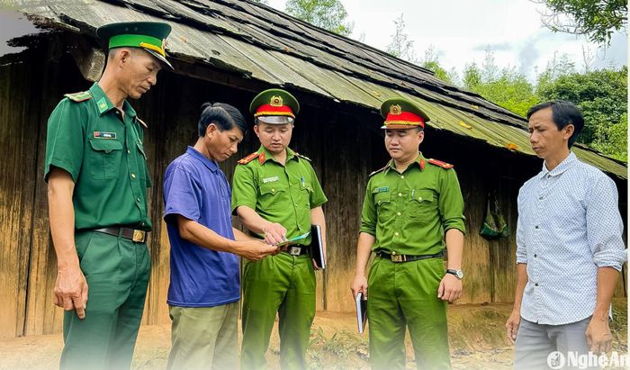 Công an xã Tri Lễ, huyện Quế Phong phối hợp với Đồn Biên phòng Tri Lễ tuyên truyền phòng chống ma túy. Ảnh tư liệu: Đức Vũ