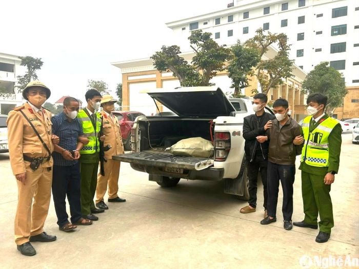 Mùa Bá Vừ (thứ hai bên trái) cùng đồng bọn đã sử dụng xe bán tải để vận chuyển ma túy. Ảnh: CSCC