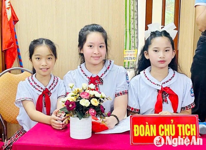 Đặng Gia Hân luôn (giữa) tích cực tham gia các hoạt động tập thể. Ảnh: GĐCC
