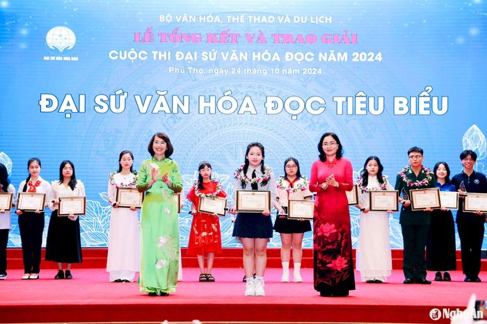 Đặng Gia Hân nhận danh hiệu Đại sứ Văn hóa đọc tiêu biểu toàn quốc. Ảnh: GĐCC