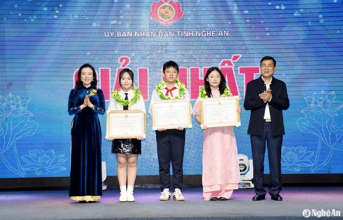 Đặng Gia Hân (thứ 2, trái sang) đoạt giải Nhất cuộc thi Đại sứ Văn hóa đọc tỉnh Nghệ An năm 2024. Ảnh: Công Khang