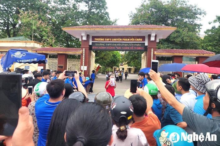 Thí sinh Nghệ An tham dự Kỳ thi tuyển sinh vào lớp 10 tại điểm thi Trường THPT chuyên Phan Bội Châu. Ảnh: Mỹ Hà
