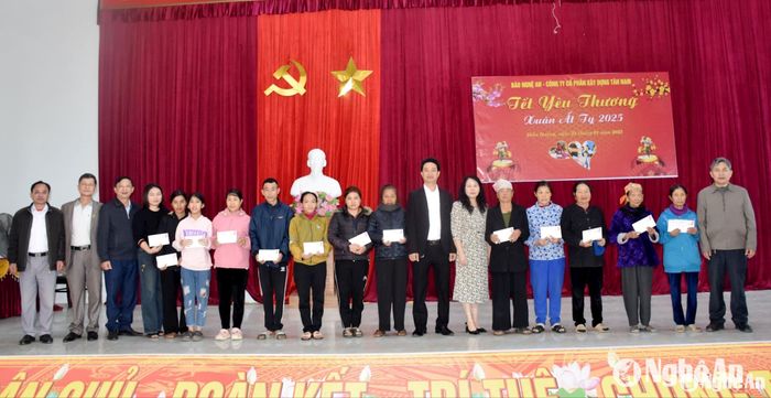 Các hộ nghèo ở xã Diễn Hoàng đón nhận quà Tết. Ảnh: Thu Hương