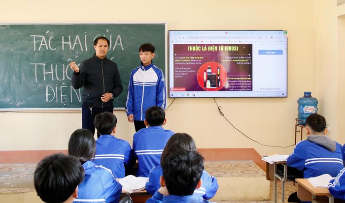 Buổi tuyên truyền tác hại của thuốc lá lồng nghép trong các giờ học ngoại khóa tại Trường THPT Trung Nghĩa, huyện Thanh Thủy.