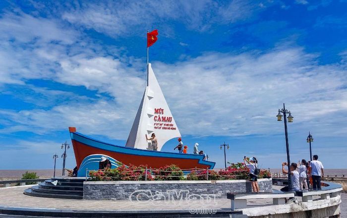 Năm 2024, huyện Ngọc Hiển đón hơn 900 ngàn lượt khách, doanh thu từ du lịch khoảng 990 tỷ đồng.