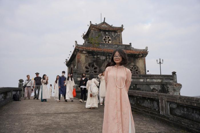 Chị Nguyễn Quỳnh Trang (trú tại TP Huế) chia sẻ, trong không khí tươi vui chào đón mùa xuân mới đang đến, việc được khoác lên mình chiếc áo dài truyền thống hay bộ cổ phục và chụp hình bên di tích Huế, ngoài việc làm đẹp thêm cho bức ảnh, còn là dịp để chị cũng như các bạn trẻ thể hiện tình yêu của mình với di sản Huế. Ảnh: N.Q