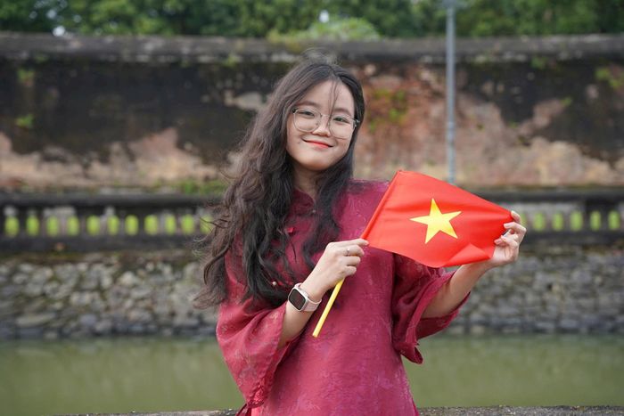 Nhiều bạn trẻ còn thể hiện tình yêu quê hương, đất nước thông qua việc chụp ảnh cùng với lá cờ Tổ quốc. Ảnh: N.Q