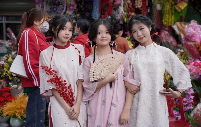 Để tạo nên những bức ảnh đẹp, bên cạnh bộ trang phục áo dài, các bạn trẻ còn tỉ mỉ lựa chọn các phụ kiện đi kèm để tạo điểm nhấn. Ảnh: N.Q