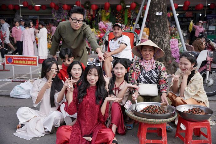 Bên cạnh Đại nội Huế, chợ Đông Ba cũng là địa điểm thu hút đông đảo giới trẻ và du khách đến chụp hình trong dịp này. Ảnh: N.Q