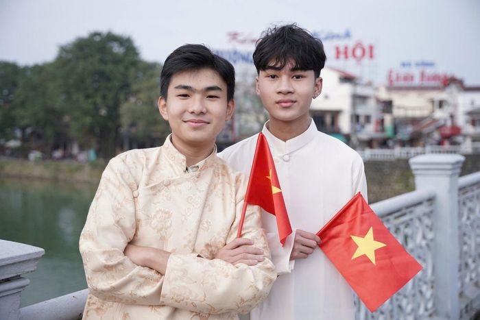 Hình ảnh các bạn trẻ tìm đến các địa điểm ở Huế để chụp hình trước Tết Nguyên đán tạo nên một bầu không khí tươi vui, phấn khởi chào đón mùa xuân mới. Ảnh: N.Q