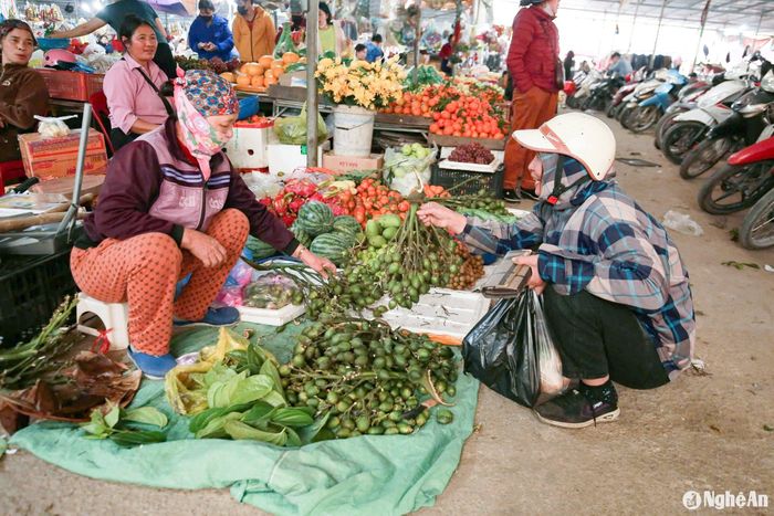 Giá cả các mặt hàng từ hoa quả, cau trầu, thực phẩm đều bình ổn so với ngày thường. Ảnh: T.P