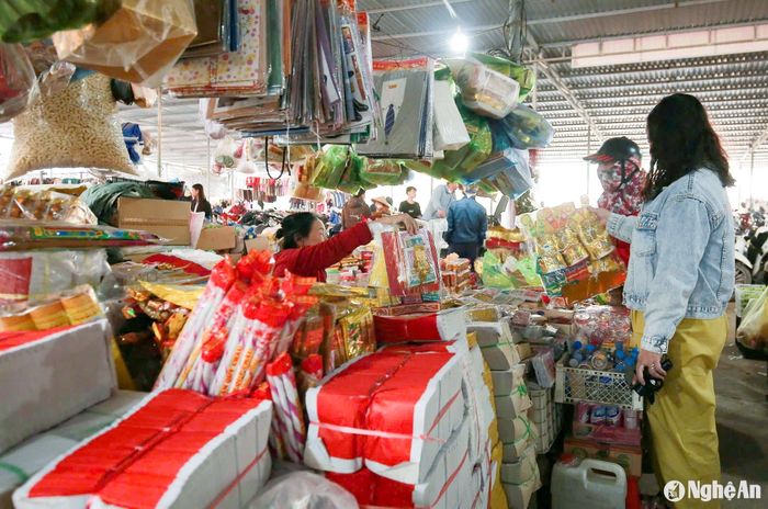 Người dân chọn mua hàng mã làm lễ vật cúng ông Công, ông Táo. Ảnh: T.P