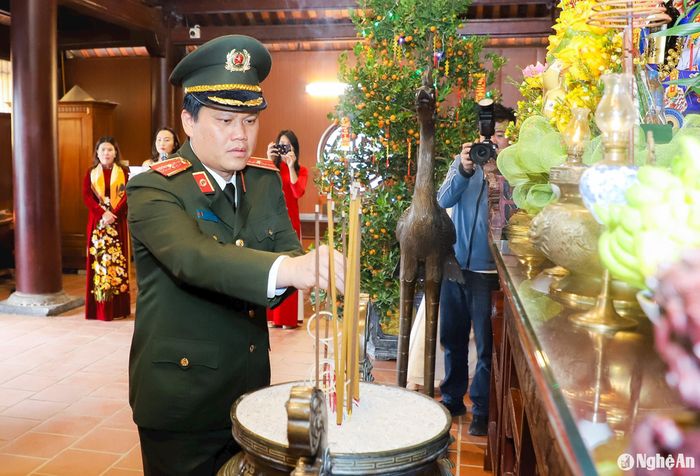 Thiếu tướng Bùi Quang Thanh - Giám đốc Công an tỉnh dâng hương tưởng niệm Tổng Bí thư Lê Hồng Phong. Ảnh: Phạm Bằng