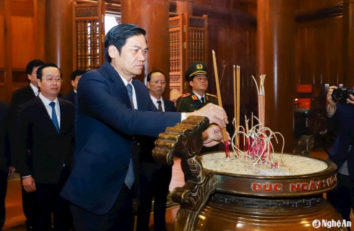Phó Bí thư Thường trực Tỉnh ủy, Chủ tịch HĐND tỉnh Hoàng Nghĩa Hiếu dâng hương tưởng niệm Chủ tịch Hồ Chí Minh. Ảnh: Phạm Bằng