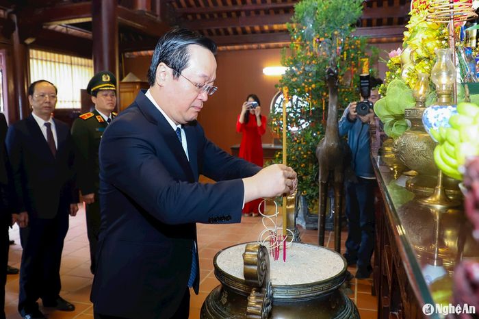 Bí thư Tỉnh ủy Nguyễn Đức Trung dâng hương tưởng niệm Tổng Bí thư Lê Hồng Phong. Ảnh: Phạm Bằng
