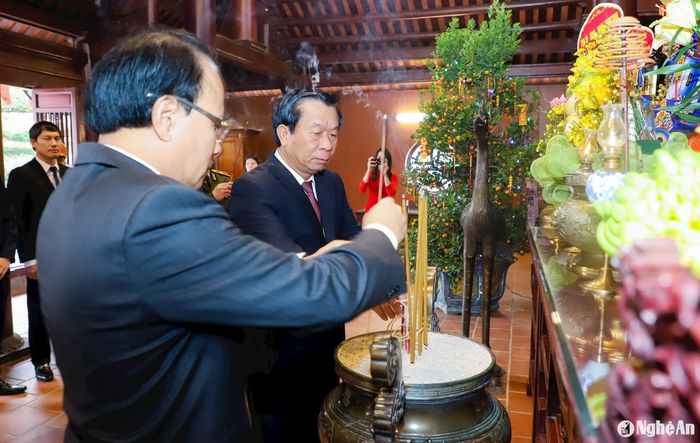 Các đồng chí trong Ban Thường vụ Tỉnh ủy dâng hương tưởng niệm Tổng Bí thư Lê Hồng Phong. Ảnh: Phạm Bằng