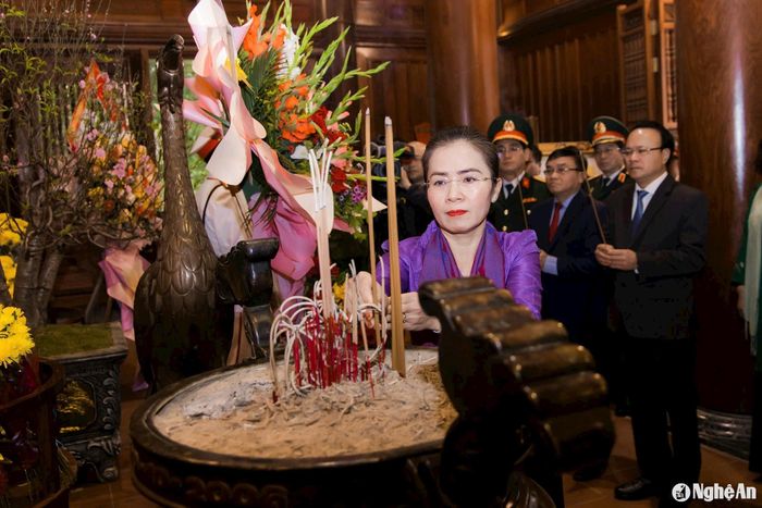 Chủ tịch Ủy ban MTTQ Việt Nam tỉnh, Trưởng đoàn ĐBQH tỉnh Võ Thị Minh Sinh dâng hương tưởng niệm Chủ tịch Hồ Chí Minh. Ảnh: Phạm Bằng