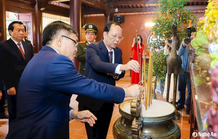 Các đồng chí trong Ban Thường vụ Tỉnh ủy dâng hương tưởng niệm Tổng Bí thư Lê Hồng Phong. Ảnh: Phạm Bằng