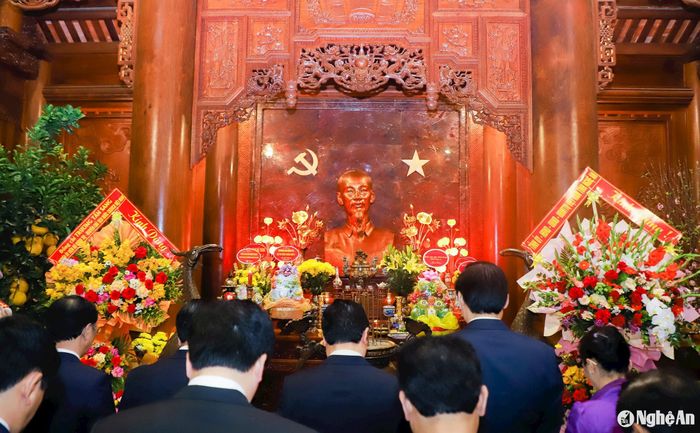 Đoàn đại biểu Tỉnh ủy, HĐND, UBND, Ủy ban MTTQ, Đoàn ĐBQH tỉnh nguyện mãi mãi học tập và làm theo tư tưởng, đạo đức, phong cách cao đẹp của Người. Ảnh: Phạm Bằng