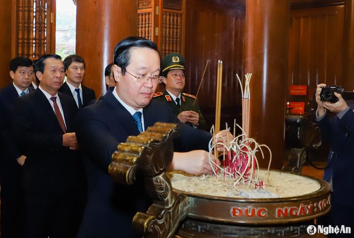 Bí thư Tỉnh ủy Nguyễn Đức Trung dâng hương tưởng niệm Chủ tịch Hồ Chí Minh. Ảnh: Phạm Bằng