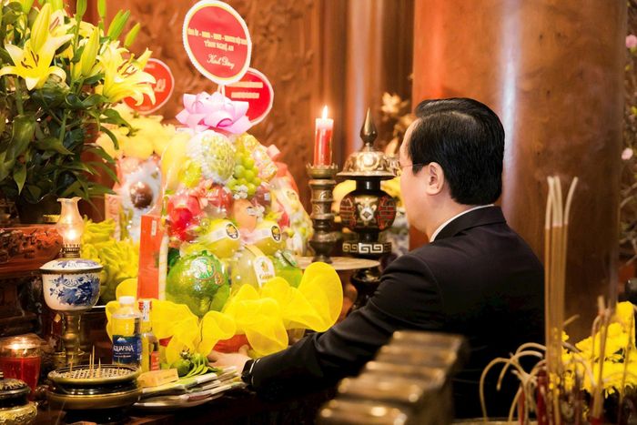 Bí thư Tỉnh ủy Nguyễn Đức Trung dâng lễ lên bàn thờ Chủ tịch Hồ Chí Minh. Ảnh: Phạm Bằng