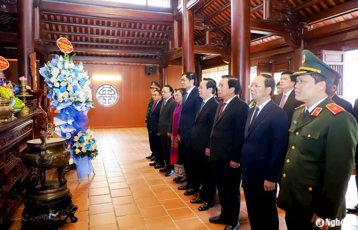 Các đại biểu thực hiện nghi lễ tưởng niệm Tổng Bí thư Lê Hồng Phong. Ảnh: Phạm Bằng