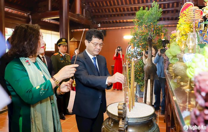 Các đồng chí trong Ban Thường vụ Tỉnh ủy, Trưởng ban Tuyên giáo Tỉnh ủy dâng hương tưởng niệm Tổng Bí thư Lê Hồng Phong. Ảnh: Phạm Bằng