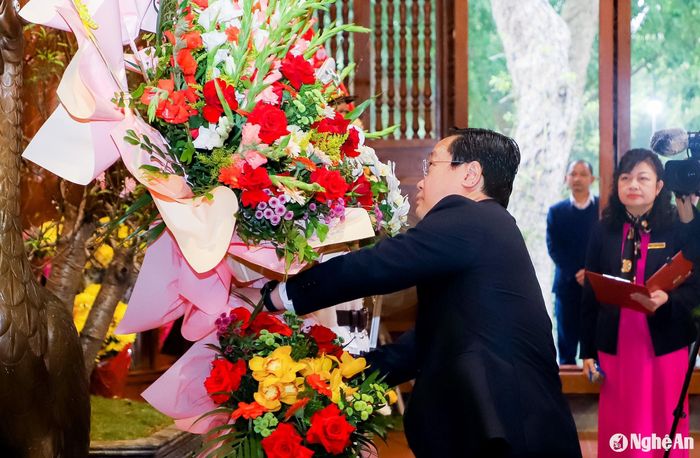 Bí thư Tỉnh ủy Nguyễn Đức Trung dâng hoa trước bàn thờ Chủ tịch Hồ Chí Minh. Ảnh: Phạm Bằng