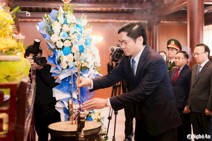 Phó Bí thư Thường trực Tỉnh ủy, Chủ tịch HĐND tỉnh Hoàng Nghĩa Hiếu dâng hương tưởng niệm Tổng Bí thư Lê Hồng Phong. Ảnh: Phạm Bằng