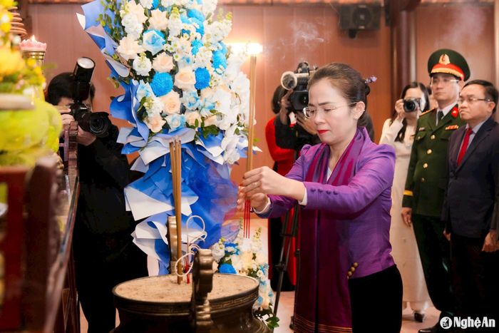 Chủ tịch Ủy ban MTTQ Việt Nam tỉnh, Trưởng Đoàn ĐBQH tỉnh Võ Thị Minh Sinh dâng hương tưởng niệm Tổng Bí thư Lê Hồng Phong. Ảnh: Phạm Bằng