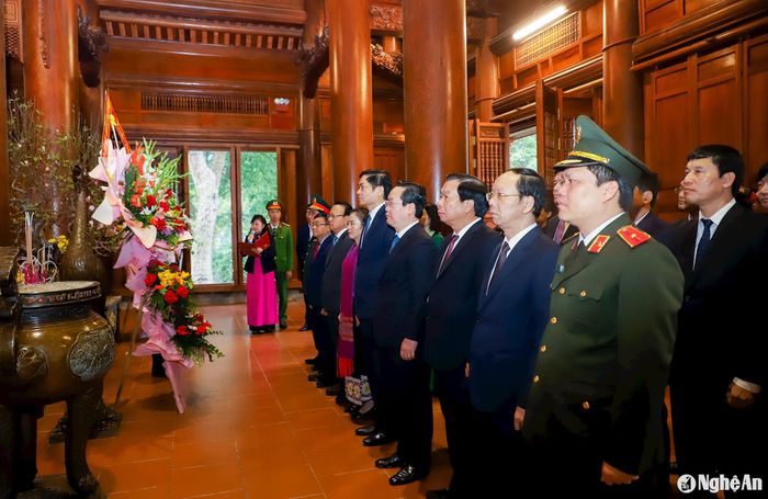 Các đại biểu thực hiện Lễ tưởng niệm Chủ tịch Hồ Chí Minh. Ảnh: Phạm Bằng