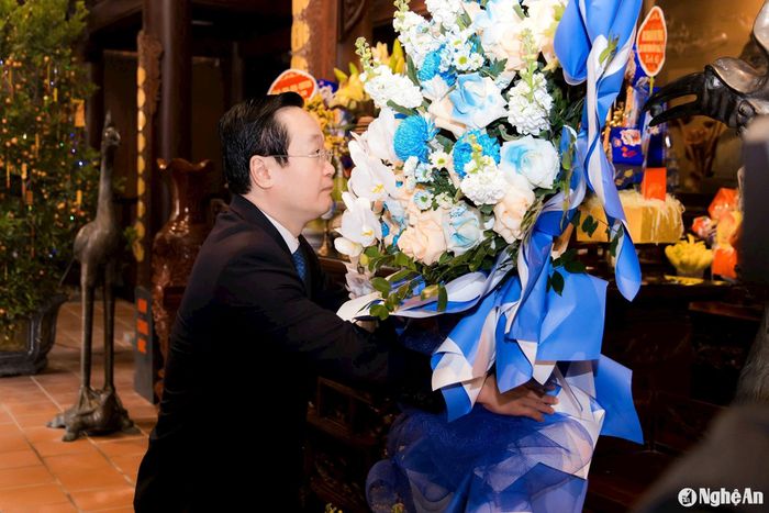 Bí thư Tỉnh ủy Nguyễn Đức Trung dâng hoa tưởng niệm Tổng Bí thư Lê Hồng Phong. Ảnh: Phạm Bằng