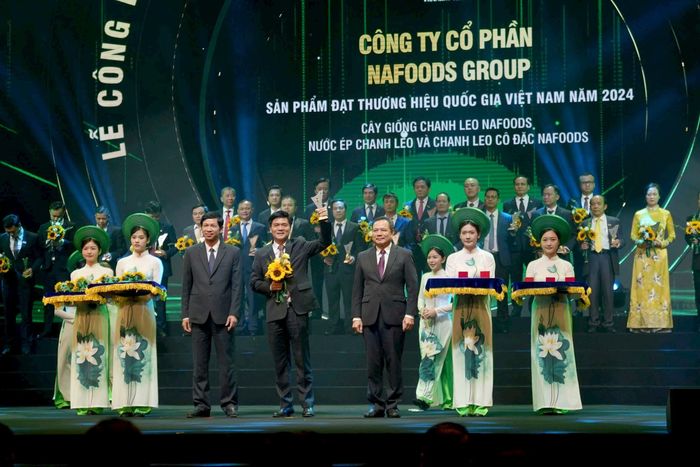 Đại diện Nafoods Group đón nhận giải thưởng tại Lễ công bố sản phẩm đạt Thương hiệu Quốc gia Việt Nam năm 2024. Ảnh: CSCC