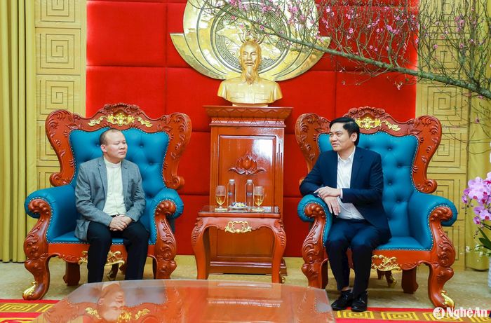 Đồng chí Hoàng Nghĩa Hiếu - Phó Bí thư Thường trực Tỉnh ủy, Chủ tịch HĐND tỉnh và Linh mục Giuse Phan Văn Thắng - Phó Chủ tịch Ủy ban Đoàn kết Công giáo tỉnh trao đổi. Ảnh: Thành Duy