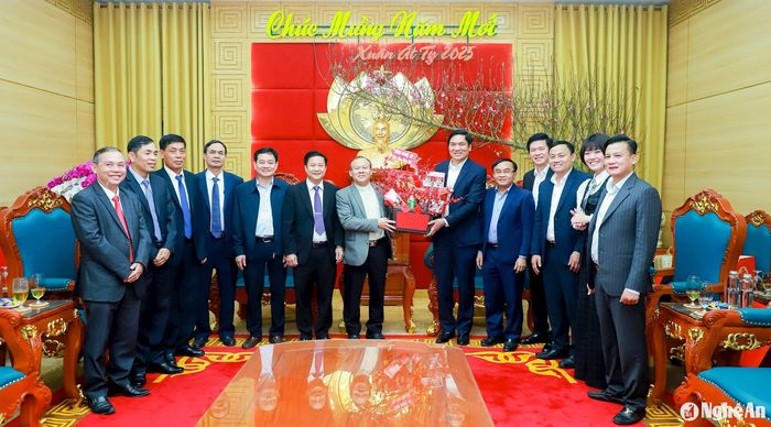 Phó Bí thư Thường trực Tỉnh ủy Hoàng Nghĩa Hiếu tặng quà chúc mừng năm mới Ất Tỵ 2025 đến Ủy ban đoàn kết Công giáo tỉnh. Ảnh: Thành Duy