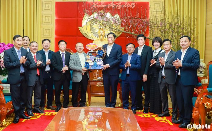 Ủy ban đoàn kết Công giáo tỉnh tặng quà chúc mừng năm mới Ất Tỵ 2025 đến tỉnh Nghệ An. Ảnh: Thành Duy
