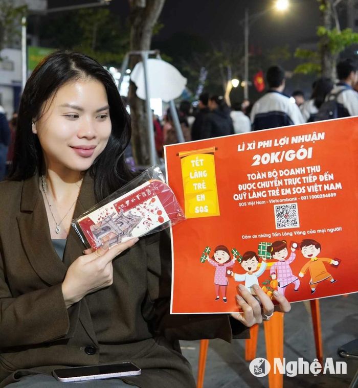 Khách hàng mua phong bao lì xì trực tiếp chuyển tiền tới tài khoản ngân hàng của Làng trẻ SOS Việt Nam. Ảnh: NVCC
