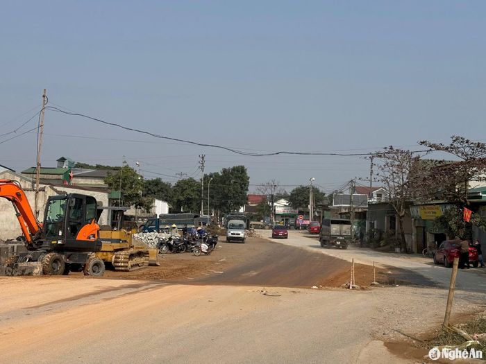 Khoảng gần 100 m dự án nâng cấp, mở rộng đường Nguyễn Trường Tộ giao cắt với đường Đặng Thai Mai, Hưng Đông phải chờ đợi mặt bằng gần 2 năm mới giải tỏa được. Ảnh: Nguyễn Hải