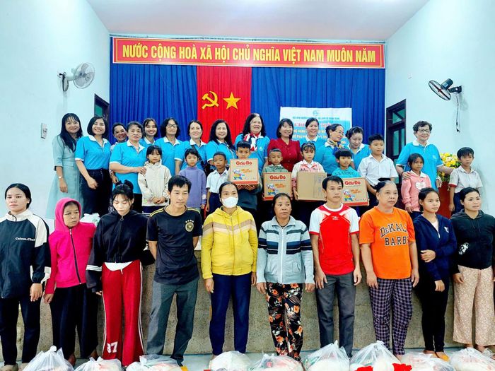 Hội Liên hiệp Phụ nữ phường Phước Hải, TP. Nha Trang tặng quà cho phụ nữ, trẻ em dân tộc thiểu số có hoàn cảnh khó khăn ở xã Khánh Trung, huyện Khánh Vĩnh.