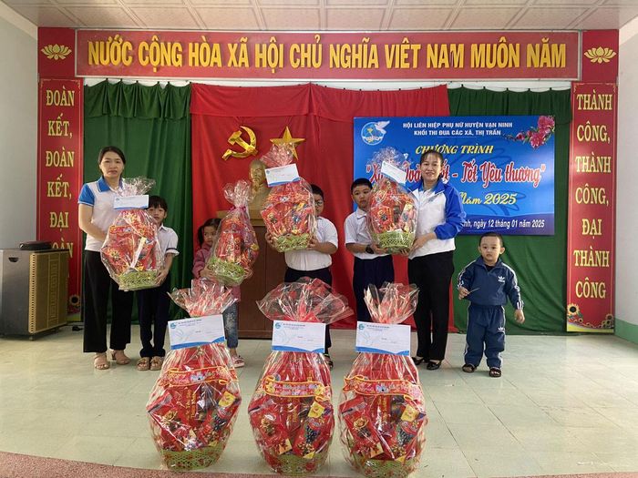 Hội Liên hiệp Phụ nữ huyện Vạn Ninh cùng Khối thi đua Hội Liên hiệp Phụ nữ các, xã thị trấn trao quà cho trẻ em mồ côi, khuyết tật trên địa bàn huyện.