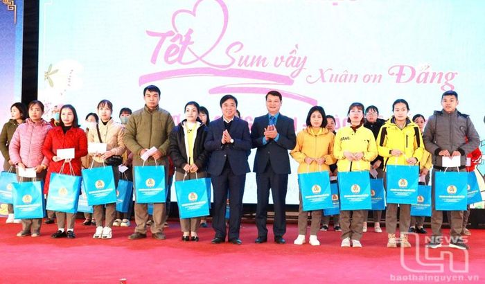 Công tác chăm lo Tết cho đoàn viên công đoàn, người lao động có hoàn cảnh khó khăn được Liên đoàn Lao động TP. Phổ Yên quan tâm.
