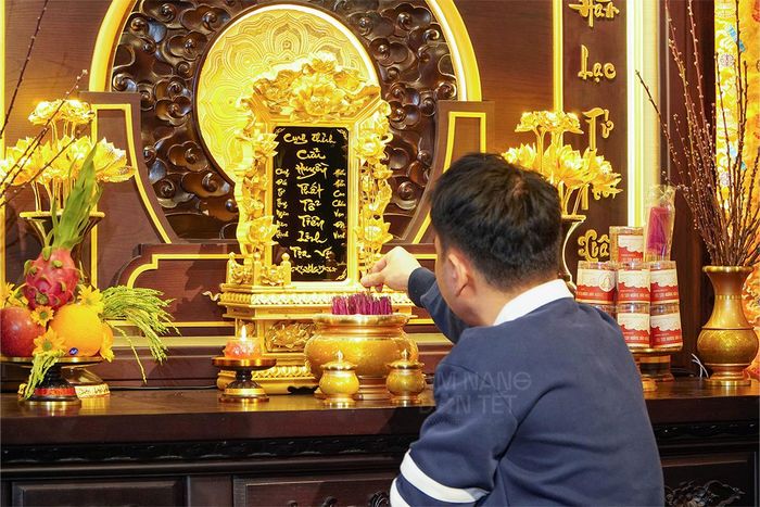 Đọc văn khấn xin phép bao sái ban thờ