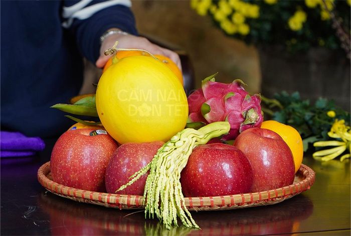 Chuẩn bị mâm lễ nhỏ để thắp hương trước khi tiến hành tỉa chân hương.