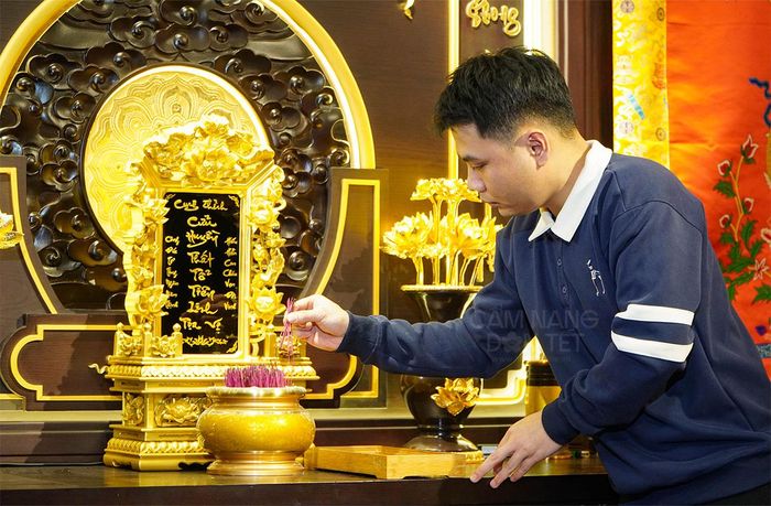 Khi rút chân hương hãy rút ít một, cho tới khi số chân hương trong bát hương còn vài chân theo số lẻ.