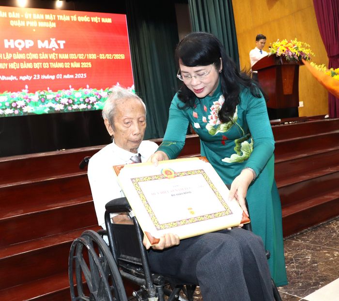  Đồng chí Trần Kim Yến trao Huy hiệu Đảng đến đảng viên tại quận Phú Nhuận 