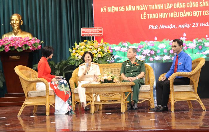  Các đảng viên giao lưu tại chương trình 
