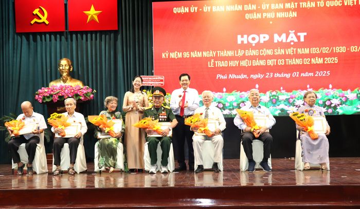  Đồng chí Phan Thị Thanh Phương chúc mừng các đảng viên nhận Huy hiệu Đảng đợt ngày 3-2-2025 